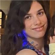 Professora de cualquiera assignatura imparte classe a niños hasta 4 ESO